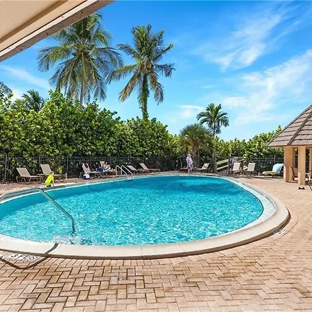 The "Sea-Winds" I Renovated Beachfront 2 Bed 2 Bath Condo-3